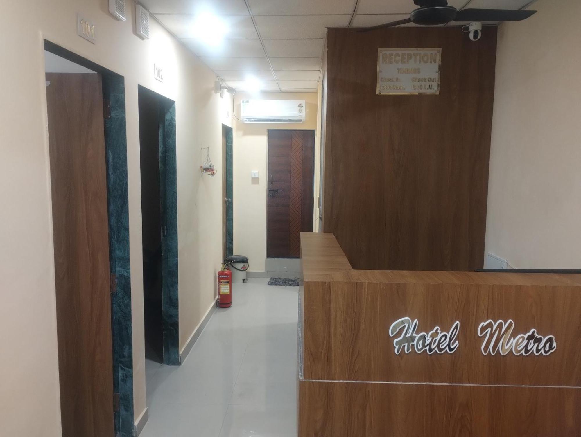 Hotel Metro Althan Surat Exterior photo